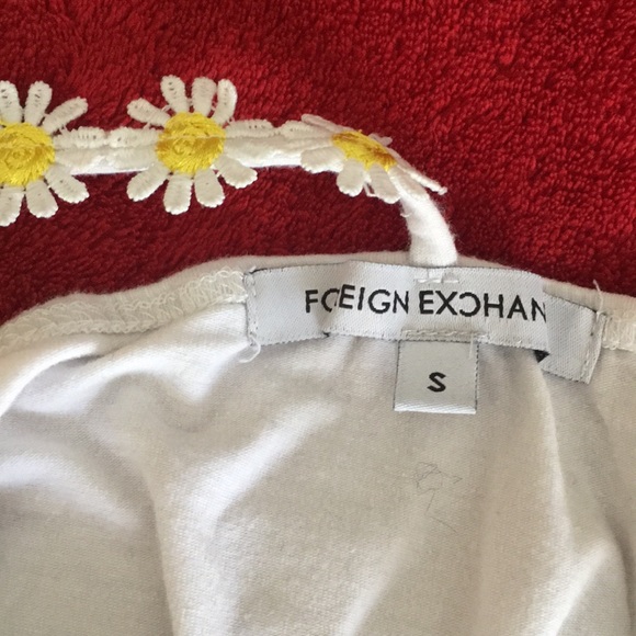 Halter top with daisy accent - Picture 5 of 5